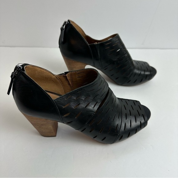 Clarks Artisan Stack Block Booties Women's size 8 or EU 39 Heels Black Peep Toe - Picture 2 of 7